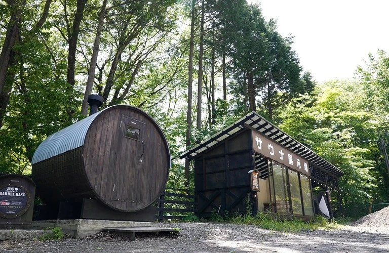 キャンプ場でととのう | 山梨のバレルサウナならBARREL BASE